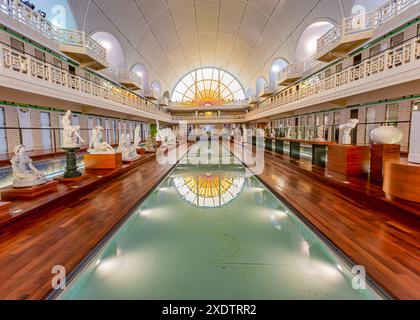 ROUBAIX, FRANKREICH, 14. JUNI 2024 : Innenräume Art déco Dekore und Skulpturen des olympischen Schwimmbades La Piscine, erbaut im Jahr 1927 von den Lille Archi Stockfoto