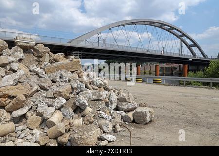 BAUFELD für den Brückenbau auf einer Baustelle an der Karl-Lehr-Brücke in Duisburg ist ein großes Baufeld mit zahlreichen schweren Baumaschinen wie Bagger und Radlader zu sehen. Des weiteren werden große Erdbewegungen ausgeführt und Fundamente für die spätere Verschiebung der Brücke zum endgültigen Standort gebaut. Sondierungsarbeiten statt, um alte Kampfmittel rechtzeitig zu erkennen. Duisburg Nordrhein-Westfalen Deutschland Ruhrort *** Baustelle für den Brückenbau Eine große Baustelle mit zahlreichen schweren Baumaschinen wie Baggern und Whee Stockfoto