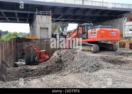 BAUFELD für den Brückenbau auf einer Baustelle an der Karl-Lehr-Brücke in Duisburg ist ein großes Baufeld mit zahlreichen schweren Baumaschinen wie Bagger und Radlader zu sehen. Des weiteren werden große Erdbewegungen ausgeführt und Fundamente für die spätere Verschiebung der Brücke zum endgültigen Standort gebaut. Sondierungsarbeiten statt, um alte Kampfmittel rechtzeitig zu erkennen. Duisburg Nordrhein-Westfalen Deutschland Ruhrort *** Baustelle für den Brückenbau Eine große Baustelle mit zahlreichen schweren Baumaschinen wie Baggern und Whee Stockfoto