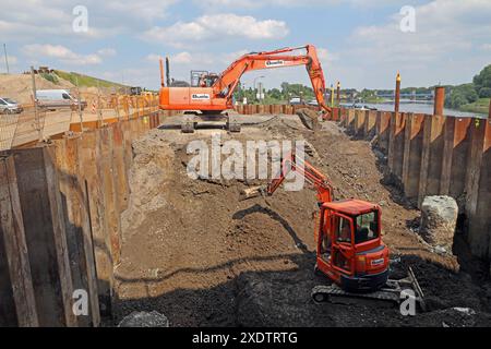 BAUFELD für den Brückenbau auf einer Baustelle an der Karl-Lehr-Brücke in Duisburg ist ein großes Baufeld mit zahlreichen schweren Baumaschinen wie Bagger und Radlader zu sehen. Des weiteren werden große Erdbewegungen ausgeführt und Fundamente für die spätere Verschiebung der Brücke zum endgültigen Standort gebaut. Sondierungsarbeiten statt, um alte Kampfmittel rechtzeitig zu erkennen. Duisburg Nordrhein-Westfalen Deutschland Ruhrort *** Baustelle für den Brückenbau Eine große Baustelle mit zahlreichen schweren Baumaschinen wie Baggern und Whee Stockfoto