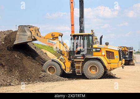 BAUFELD für den Brückenbau auf einer Baustelle an der Karl-Lehr-Brücke in Duisburg ist ein großes Baufeld mit zahlreichen schweren Baumaschinen wie Bagger und Radlader zu sehen. Des weiteren werden große Erdbewegungen ausgeführt und Fundamente für die spätere Verschiebung der Brücke zum endgültigen Standort gebaut. Sondierungsarbeiten statt, um alte Kampfmittel rechtzeitig zu erkennen. Duisburg Nordrhein-Westfalen Deutschland Ruhrort *** Baustelle für den Brückenbau Eine große Baustelle mit zahlreichen schweren Baumaschinen wie Baggern und Whee Stockfoto