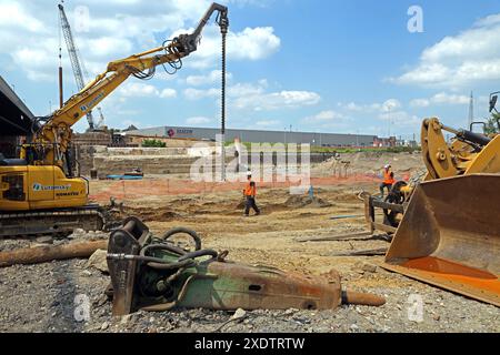 BAUFELD für den Brückenbau auf einer Baustelle an der Karl-Lehr-Brücke in Duisburg ist ein großes Baufeld mit zahlreichen schweren Baumaschinen wie Bagger und Radlader zu sehen. Des weiteren werden große Erdbewegungen ausgeführt und Fundamente für die spätere Verschiebung der Brücke zum endgültigen Standort gebaut. Sondierungsarbeiten statt, um alte Kampfmittel rechtzeitig zu erkennen. Duisburg Nordrhein-Westfalen Deutschland Ruhrort *** Baustelle für den Brückenbau Eine große Baustelle mit zahlreichen schweren Baumaschinen wie Baggern und Whee Stockfoto