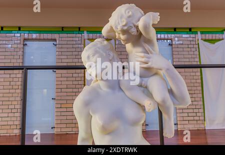 ROUBAIX, FRANKREICH, 14. JUNI 2024 : Innenräume Art déco Dekore und Skulpturen des olympischen Schwimmbades La Piscine, erbaut im Jahr 1927 von den Lille Archi Stockfoto