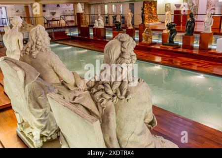 ROUBAIX, FRANKREICH, 14. JUNI 2024 : Innenräume Art déco Dekore und Skulpturen des olympischen Schwimmbades La Piscine, erbaut im Jahr 1927 von den Lille Archi Stockfoto