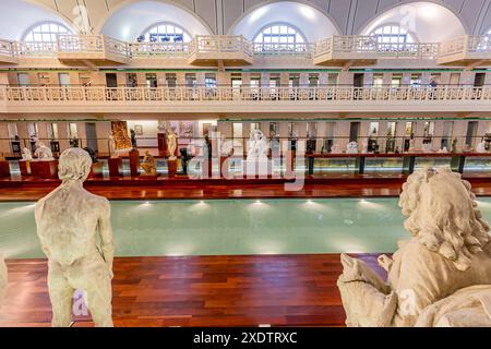 ROUBAIX, FRANKREICH, 14. JUNI 2024 : Innenräume Art déco Dekore und Skulpturen des olympischen Schwimmbades La Piscine, erbaut im Jahr 1927 von den Lille Archi Stockfoto