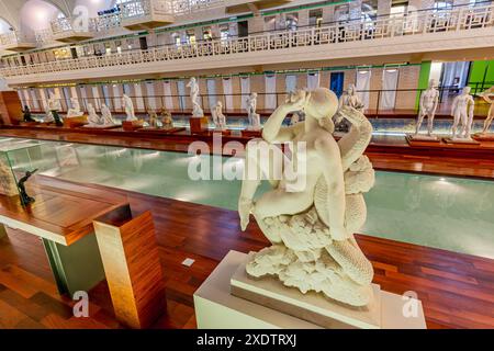 ROUBAIX, FRANKREICH, 14. JUNI 2024 : Innenräume Art déco Dekore und Skulpturen des olympischen Schwimmbades La Piscine, erbaut im Jahr 1927 von den Lille Archi Stockfoto