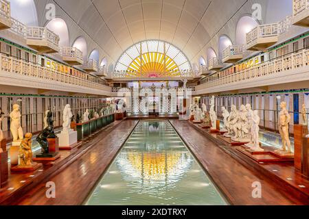 ROUBAIX, FRANKREICH, 14. JUNI 2024 : Innenräume Art déco Dekore und Skulpturen des olympischen Schwimmbades La Piscine, erbaut im Jahr 1927 von den Lille Archi Stockfoto