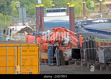 BAUFELD für den Brückenbau auf einer Baustelle an der Karl-Lehr-Brücke in Duisburg ist ein großes Baufeld mit zahlreichen schweren Baumaschinen wie Bagger und Radlader zu sehen. Des weiteren werden große Erdbewegungen ausgeführt und Fundamente für die spätere Verschiebung der Brücke zum endgültigen Standort gebaut. Sondierungsarbeiten statt, um alte Kampfmittel rechtzeitig zu erkennen. Duisburg Nordrhein-Westfalen Deutschland Ruhrort *** Baustelle für den Brückenbau Eine große Baustelle mit zahlreichen schweren Baumaschinen wie Baggern und Whee Stockfoto