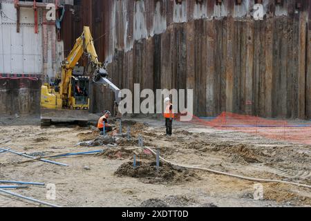 BAUFELD für den Brückenbau auf einer Baustelle an der Karl-Lehr-Brücke in Duisburg ist ein großes Baufeld mit zahlreichen schweren Baumaschinen wie Bagger und Radlader zu sehen. Des weiteren werden große Erdbewegungen ausgeführt und Fundamente für die spätere Verschiebung der Brücke zum endgültigen Standort gebaut. Sondierungsarbeiten statt, um alte Kampfmittel rechtzeitig zu erkennen. Duisburg Nordrhein-Westfalen Deutschland Ruhrort *** Baustelle für den Brückenbau Eine große Baustelle mit zahlreichen schweren Baumaschinen wie Baggern und Whee Stockfoto