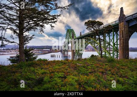 Sonnenuntergang über der Yaquina Bay Bridge in Newport, Oregon Stockfoto