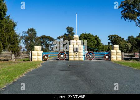 Lockhart, New South Wales, Australien, 22. Juni 2024. Das Pioneer Memorial Gates mit 22 nachgebildeten Wollballen am Eingang des Showgrounds Stockfoto