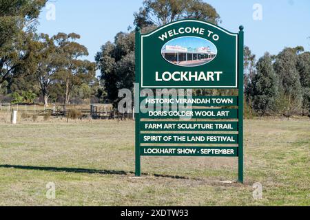 Lockhart, New South Wales, Australien, 22. Juni 2024. Das Welcome to Lockhart-Schild, die Stadt Verandah nördlich der Murray Stockfoto