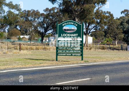 Lockhart, New South Wales, Australien, 22. Juni 2024. Das Welcome to Lockhart-Schild, die Stadt Verandah nördlich der Murray Stockfoto