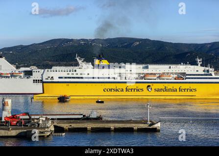 Ajaccio, Korsika, Frankreich. 23. Juni 2024: Corsica Ferries fährt im Hafen mit dem Logo des Unternehmens auf dem gelben Rumpf und dem Trichter. Der Staatsrat, die oberste Verwaltungsgerichtsbarkeit, hat ein Urteil erlassen, in dem die Rechtsnatur von Seefahrtslotsdiensten als "Gebühr für erbrachte Dienstleistungen" endgültig ausgeschlossen wurde, nachdem Corsica Ferries einen Erlass über die Kosten einer Pilotenstation auf Korsika für nichtig erklärt hatte. In vielen Häfen weltweit war die Entschädigung für Piloten immer umstritten. Quelle: Kevin Izorce/Alamy Live News Stockfoto