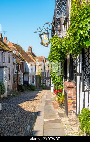 Malerische gepflasterte Mermaid Street und das Mermaid Inn, Rye, East Sussex, Großbritannien Stockfoto