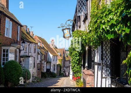 Malerische gepflasterte Mermaid Street und das Mermaid Inn, Rye, East Sussex, Großbritannien Stockfoto