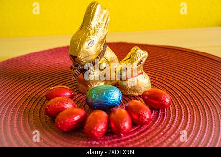 Hintergrund der Ostereierjagd. Verschiedene Süßigkeiten und Schokolade Ostereier, Häschen und Kaninchen. Osterfeier-Konzept. Schokoladenhasen zu Ostern. H Stockfoto