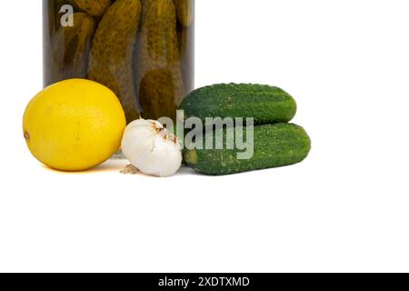 Close-up-Zutaten auf weißem isoliertem Hintergrund mit Gurkenglas auf dem Hintergrund Stockfoto