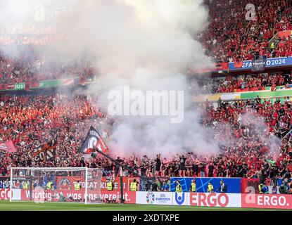 Düsseldorf Arena, Düsseldorf, Deutschland. Juni 2024. Euro 2024 Gruppe B Fußball, Albanien gegen Spanien; Albanien Fans leichte Erschütterungen auf den Tribünen Credit: Action Plus Sports/Alamy Live News Stockfoto