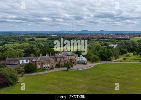 Ein Blick aus der Vogelperspektive auf das Preston Hall Museum and Grounds, Stockton on Tees, England. Preston 'Park' ist ein 100 Hektar großer öffentlicher Bereich, der jedes Jahr mehrere Veranstaltungen ausrichtet und sich am Montag, den 24. Juni 2024, neben dem River Tees befindet. (Foto: Mark Fletcher | MI News) Credit: MI News & Sport /Alamy Live News Stockfoto