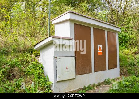 Schaltkasten eines Wohn- oder Geschäftsgebäudes. Mehrere intelligente Zähler Stockfoto