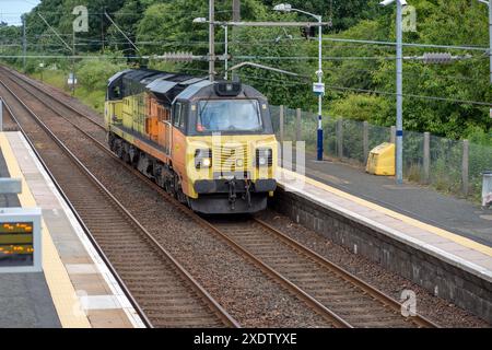 Eine Diesellokomotive der Baureihe 70 Colas - 70812 - vorbei an Longniddry Station, East Lothian, Schottland, Großbritannien. Stockfoto