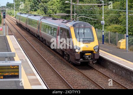 Ein Zug der Baureihe 220 CroosCountry Voyager - 220016 - Plymouth nach Edinburgh, vorbei an der Longniddry Station, East Lothian, Schottland, Großbritannien. Stockfoto