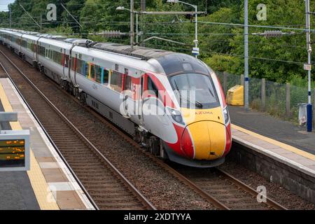 Ein Zug der Baureihe 801 LNER Azuma - 801226 - Kings Cross, London nach Edinburgh, vorbei am Bahnhof Longniddry, East Lothian, Schottland, UK. Stockfoto