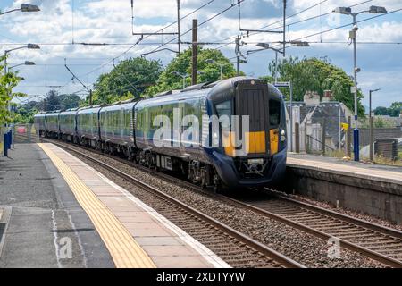 Ein Scotrail-Zug der Baureihe 385 - 385011 - 385025 - Edinburgh nach Dunbar, vorbei an der Longniddry Station, East Lothian, Schottland, Großbritannien. Stockfoto