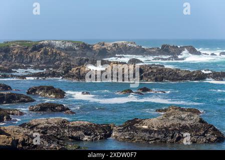 Blick von oben auf Glass Beach. Fort Bragg, Kalifornien. Stockfoto