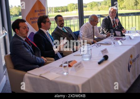 Brentwood Essex 24. Juni 2024 WahlkampfHustings, Brentwood Essex mit Alex Burghart, Konservative, Gareth Barrett, Labour, Paul Godfrey, Reformpartei, David Kendall, Liberaldemokraten, und Robin Tilbrook, englischer Demokrat, Quelle: Ian Davidson/Alamy Live News Stockfoto