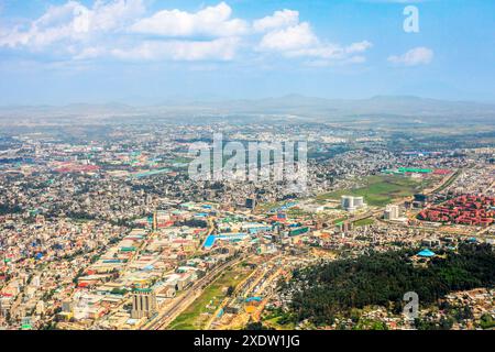 Wohnviertel mit Außenbezirken der äthiopischen Hauptstadt von oben, Addis Abeba, Äthiopien Stockfoto