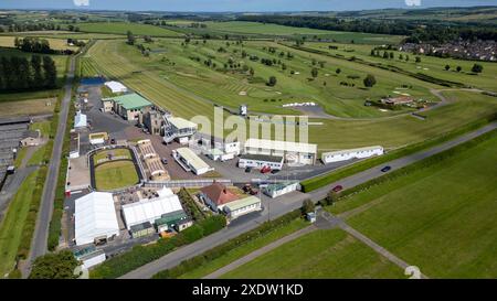 Drohnenblick auf den Kelso Race Course und den Kelso Golf Course, Kelso, Scottish Borders, Großbritannien Stockfoto