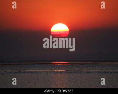 Sheerness, Kent, Großbritannien. Juni 2024. Wetter in Großbritannien: Sonnenuntergang in Sheerness, Kent. Quelle: James Bell/Alamy Live News Stockfoto