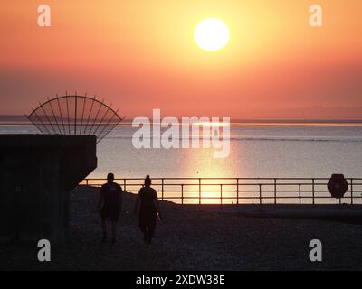 Sheerness, Kent, Großbritannien. Juni 2024. Wetter in Großbritannien: Sonnenuntergang in Sheerness, Kent. Quelle: James Bell/Alamy Live News Stockfoto