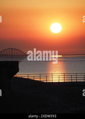 Sheerness, Kent, Großbritannien. Juni 2024. Wetter in Großbritannien: Sonnenuntergang in Sheerness, Kent. Quelle: James Bell/Alamy Live News Stockfoto