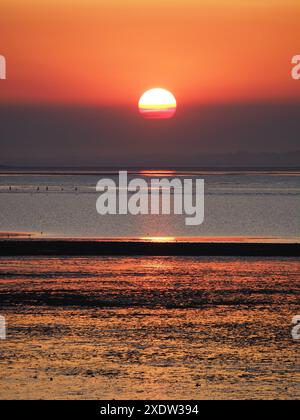 Sheerness, Kent, Großbritannien. Juni 2024. Wetter in Großbritannien: Sonnenuntergang in Sheerness, Kent. Quelle: James Bell/Alamy Live News Stockfoto