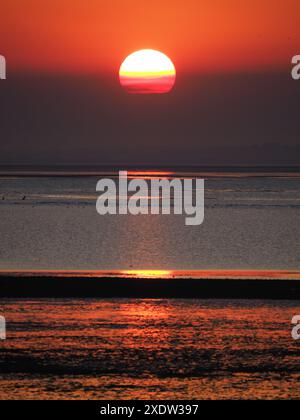 Sheerness, Kent, Großbritannien. Juni 2024. Wetter in Großbritannien: Sonnenuntergang in Sheerness, Kent. Quelle: James Bell/Alamy Live News Stockfoto