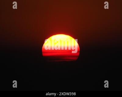 Sheerness, Kent, Großbritannien. Juni 2024. Wetter in Großbritannien: Sonnenuntergang in Sheerness, Kent. Quelle: James Bell/Alamy Live News Stockfoto