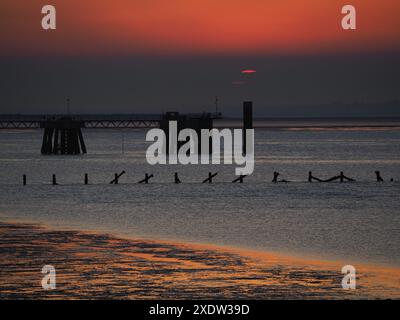 Sheerness, Kent, Großbritannien. Juni 2024. Wetter in Großbritannien: Sonnenuntergang in Sheerness, Kent. Quelle: James Bell/Alamy Live News Stockfoto