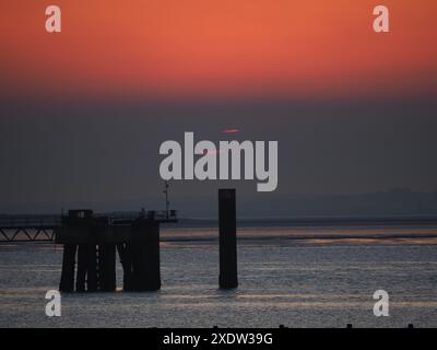 Sheerness, Kent, Großbritannien. Juni 2024. Wetter in Großbritannien: Sonnenuntergang in Sheerness, Kent. Quelle: James Bell/Alamy Live News Stockfoto