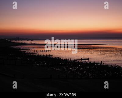 Sheerness, Kent, Großbritannien. Juni 2024. Wetter in Großbritannien: Sonnenuntergang in Sheerness, Kent. Quelle: James Bell/Alamy Live News Stockfoto