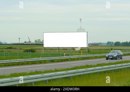 Tarnow, Polen - 19. Mai 2023: Eine große Plakatwand, die an der Seite einer stark befahrenen Autobahn sichtbar ist und die Aufmerksamkeit von vorbeifahrenden Fahrern und Co. Auf sich zieht Stockfoto