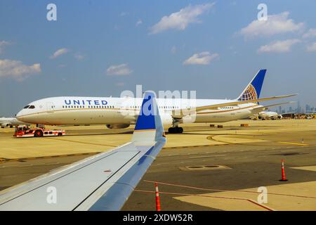 14. JUNI 2024 NEWARK NJ USA. Die Boeing 787-10 wird auf dem Newark Liberty International Airport EWR in New Jersey, USA, von United Airlines UA aus gesehen Stockfoto