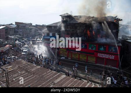 Srinagar, Jammu Und Kaschmir, Indien. Juni 2024. Flammen kommen aus einem Gebäude, das den masjid und mehrere andere Wohngebäude in der verstopften Innenstadt von Bohri Kadal in Srinagar erfasst. (Credit Image: © Adil Abass/ZUMA Press Wire) NUR REDAKTIONELLE VERWENDUNG! Nicht für kommerzielle ZWECKE! Stockfoto