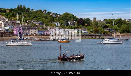 Malerischer Blick auf die malerische Küste von Dittisham Devon mit der kleinen Fähre, die Passagiere von Dittisham nach Greenway transportiert. Stockfoto