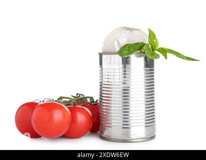 Geöffnete Dose mit Tomaten auf weißem Hintergrund Stockfoto