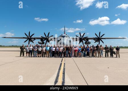 Militär- und zivile Arbeitgeber posieren für ein Gruppenfoto während eines „Breakfast with the Boss“ Boss Lifts im 182nd Airlift Wing in Peoria, Illinois, 18. Juni 2024. Die ESGR wurde 1972 gegründet, um die Zusammenarbeit und das Verständnis zwischen den Mitgliedern des Reservekomponentendienstes und ihren zivilen Arbeitgebern zu fördern. (U.S. Air National Guard von Master Sgt. Lealan Buehrer) Stockfoto