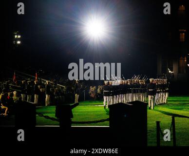 Marines mit dem United States Marine Corps Silent Drill Platoon führen ihre Drillsequenz während einer Evening Parade in der Marine Barracks Washington, D.C. am 21. Juni 2024 durch. Gastgeber war General Eric M. Smith​, 39. Kommandant des Marinekorps, und Ehrengast war General Yasunori Morishita​, Stabschef der japanischen Bodenselbstverteidigungsstreitkräfte. (Foto des U.S. Marine Corps von Lance CPL. Iyer P. Ramakrishna) Stockfoto