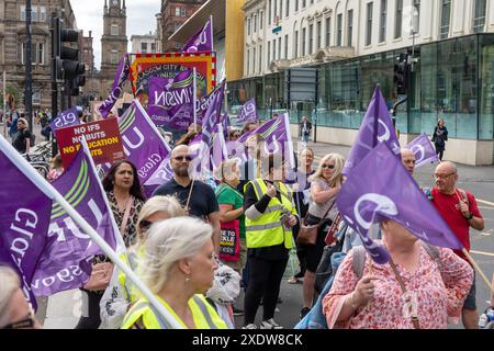 Glasgow, Schottland, Großbritannien. Juni 2024. Eltern, Lehrer, Kinder Gewerkschaften und Politiker nehmen an dem „Marsch für Bildung“ der Glasgow City Parents Group durch die Straßen von Glasgow Teil, der ein Ende der Kürzungen im Bildungsbereich fordert. Gutschrift: R.. Gass/Alamy Live News Stockfoto